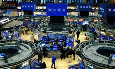 L’argent et le bonheur | Rions (un peu) des prédictions économiques de 2025
