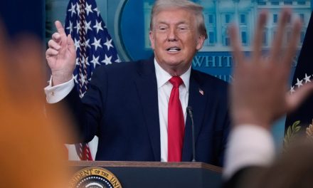 Conférence de presse décousue | Trump vante ses réalisations un an après son retour