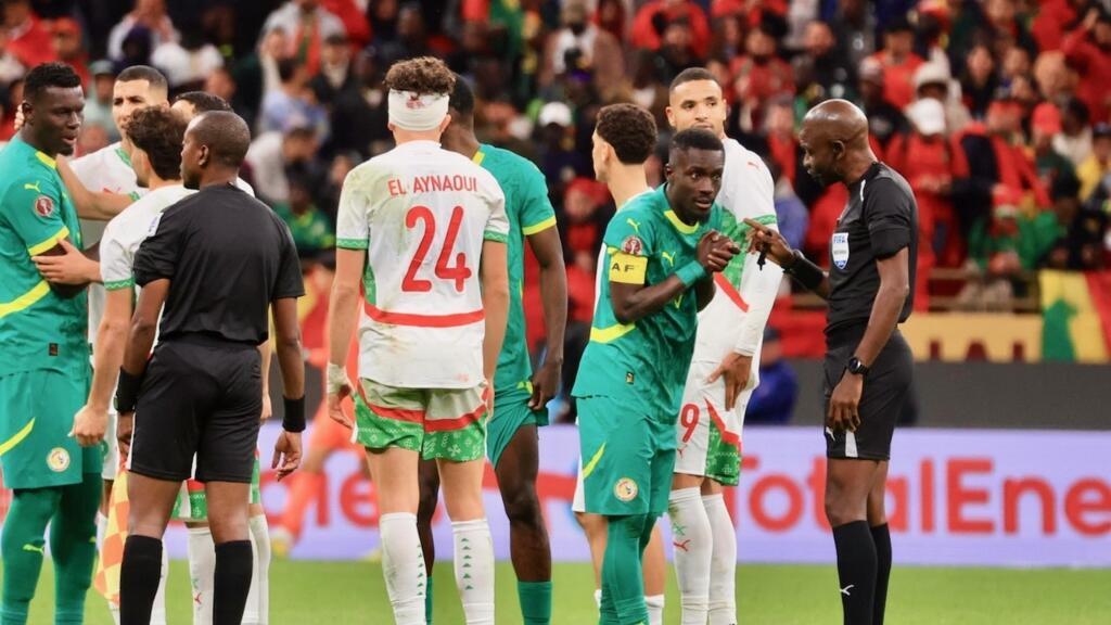 VAR, Sénégalais aux vestiaires et supporters furieux : le moment où la finale  de la CAN a basculé