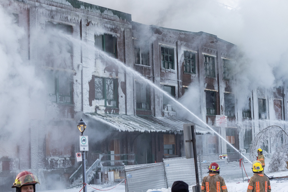 Immeuble désaffecté incendié à Montréal | L’enquête transférée au module des incendies criminels