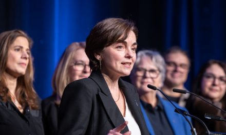 Premier rassemblement devant les militants | Christine Fréchette attaque les « vieux partis » et présente sa vision pour le Québec