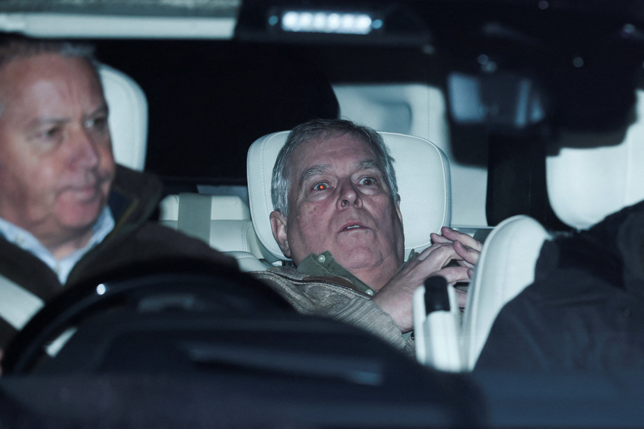 Affaire Epstein | Des militants accrochent une photo de l’ex-prince Andrew au Louvre
