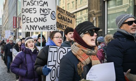 Devant le consulat américain | Des manifestants protestent contre la politique d’immigration de Trump