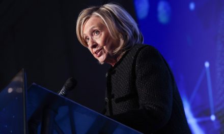 Affaire Epstein | Hillary Clinton accuse Trump d’avoir orchestré une opération de « dissimulation »