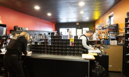 Frappe policière à Brossard | Des policiers découvrent une grande quantité de tabac à chicha