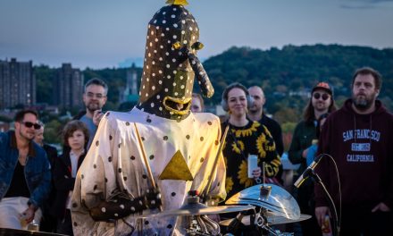 Angine de Poitrine | Les gens « travaillent très fort » pour savoir qui se cache derrière les costumes