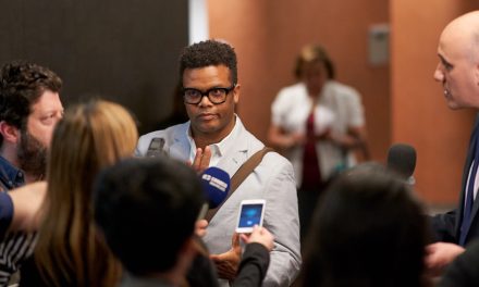 Coupable d’agression sexuelle | Le chanteur Luck Mervil demande une peine à domicile