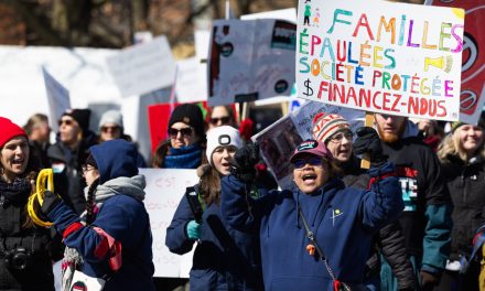 Longueuil | Près de 2000 travailleurs communautaires et citoyens manifestent dans les rues