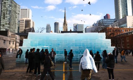 Toronto | Drake annonce son nouvel album avec une structure de glace géante