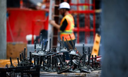 Pénurie de main-d’œuvre en construction | Des travailleurs en profitent pour exiger le gros prix