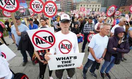 TGV Québec-Toronto | À Ottawa, près d’un millier de manifestants s’opposent au projet