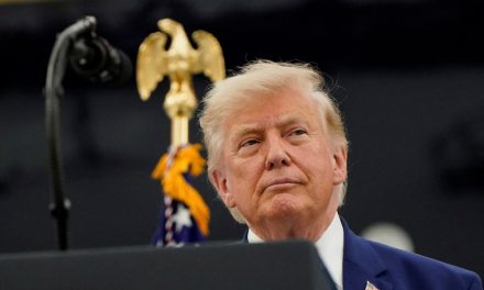 Donald Trump attise la dispute diplomatique avec Rome