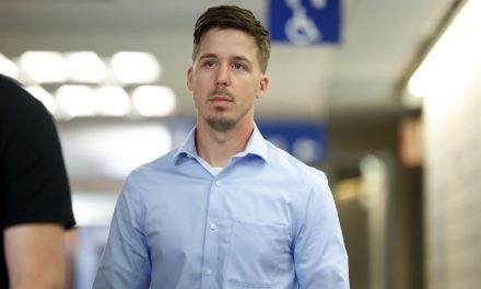 Agent du SPVM accusé de voies de fait | Le plaignant avait une arme dans son man purse, croyait le policier