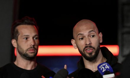 Accusés de viol | Les frères Tate resteront en détention pendant au moins deux semaines supplémentaires