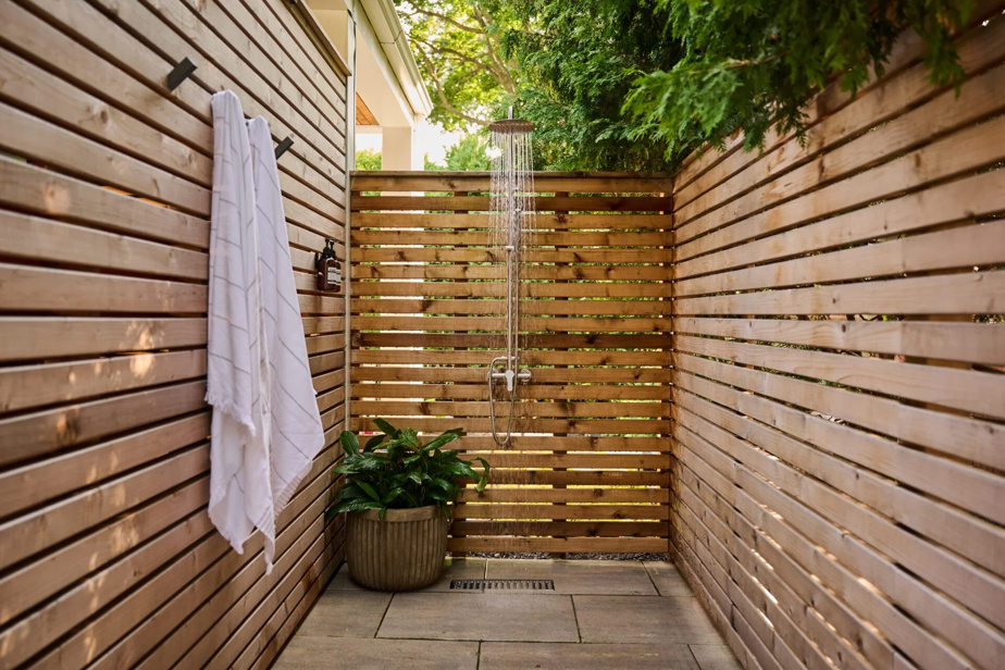 Canicule | Une douche extérieure pour se la couler douce chez soi