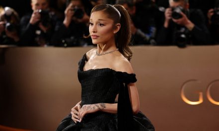Ariana Grande se retire d’une comédie musicale et prévoit prendre une pause