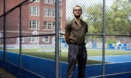 Cohabitation dans Hochelaga-Maisonneuve | Des jeunes jouant au soccer dans une cour d’école se font expulser par la police