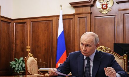 Déplacements tenus secrets | Polémique pour Trump, la routine pour Poutine