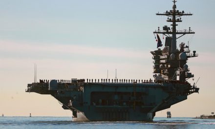 Trump nie les inquiétudes autour de l’équipage du porte-avions Lincoln