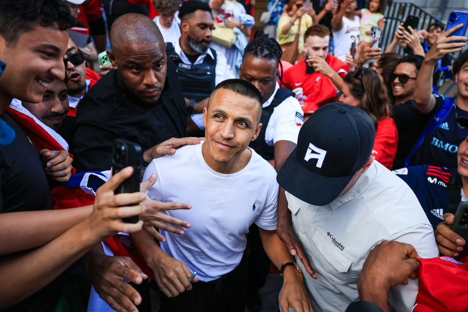 Arrivé au CF Montréal | L’hôtel de ville de Montréal prend des airs de fête chilienne et accueille Alexis Sánchez