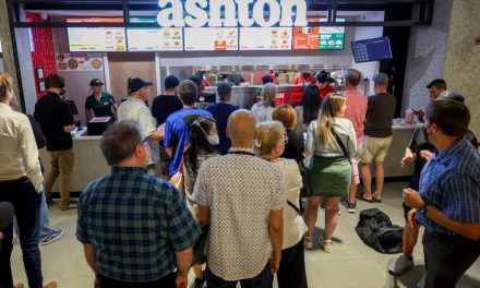 Restauration | Ashton met le pied à Montréal