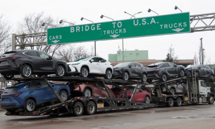 À compter du 1er janvier 2027 | Trump dit que les voitures produites au Canada seront taxées à 50 %