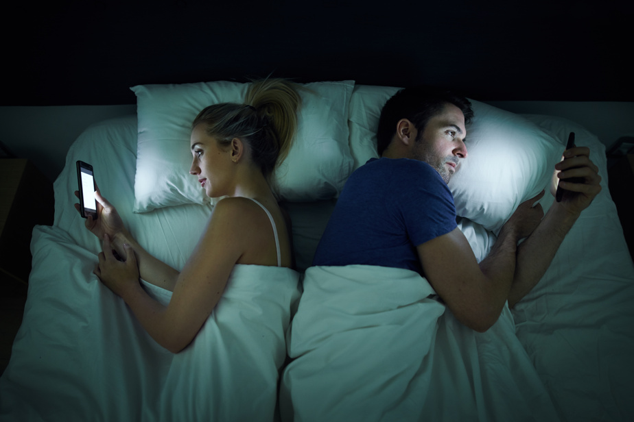 Le téléphone dans la chambre : ennemi du couple ?