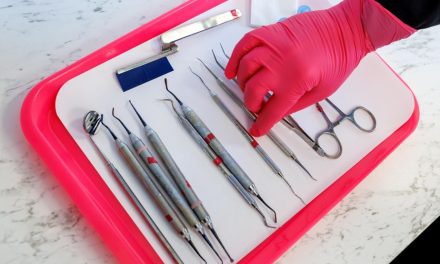 Mort d’un poupon après une frénotomie | L’intervenante en allaitement poursuivie pour pratique illégale de la médecine dentaire