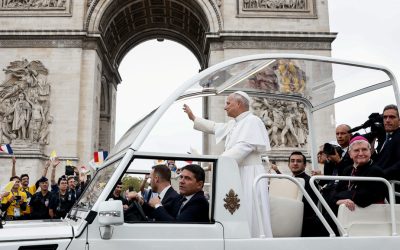 Paris | Le pape Léon XIV célèbre une messe géante sur les Champs-Élysées