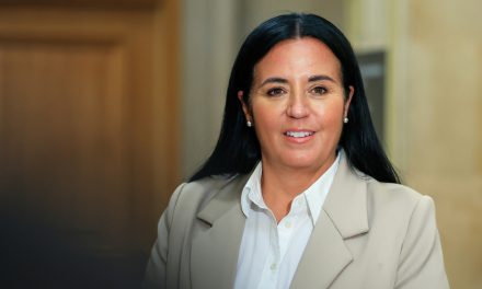 Doigts d’honneur à la police | « C’est vraiment mal sorti », regrette la mairesse