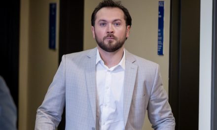 Agent de la SQ accusé d’agression sexuelle | « Est-ce que je suis dans ton top 3 ? », aurait dit le policier après l’agression
