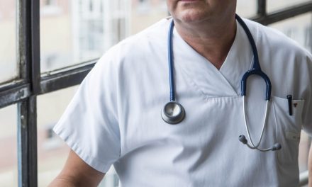 Vu, lu, vérifié | Médecins à la fois au public et au privé, une bonne idée ?