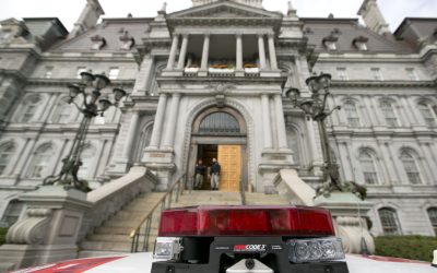 Règlement contre les insultes à Montréal | « Si vous avez envie de faire un doigt d’honneur à un policier, faites-le », dit la mairesse