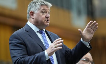 Un huitième député conservateur quitte le navire