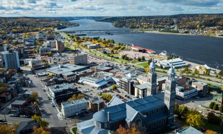 Le pouls du Québec | Pluie de milliards sur le Saguenay… malgré Trump
