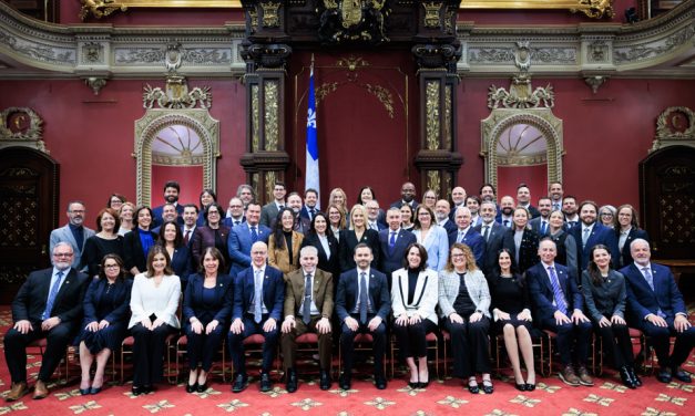 Assermentations des députés péquistes | Ils étaient trois, ils sont maintenant 59