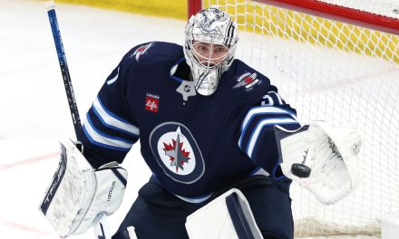 Connor Hellebuyck échangé aux Devils du New Jersey
