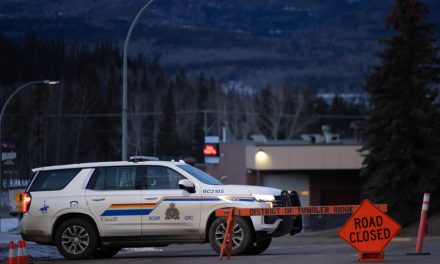 Tuerie de Tumbler Ridge | Un présumé complice arrêté aux États-Unis