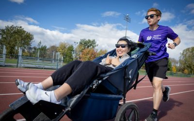 Même avec la SLA | Elle participera au marathon de Montréal dans un fauteuil roulant poussé par son mari