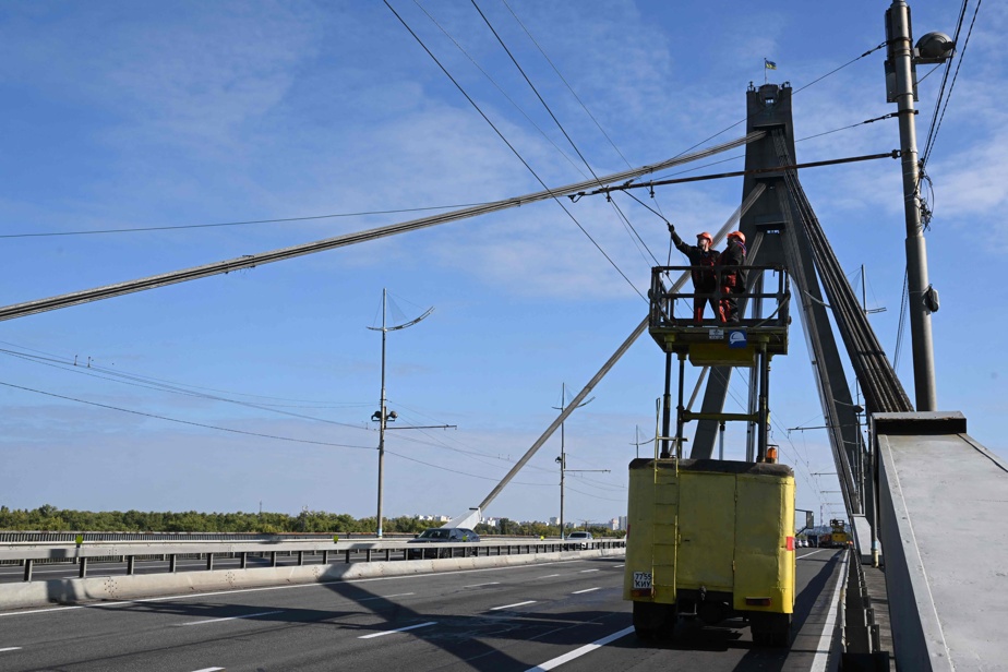 Guerre en Ukraine | Un important pont de Kyiv touché par une frappe russe