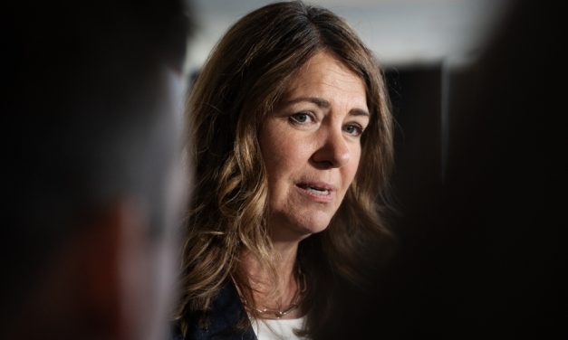 Référendum en Alberta | La première ministre vote pour que la province reste au sein du Canada