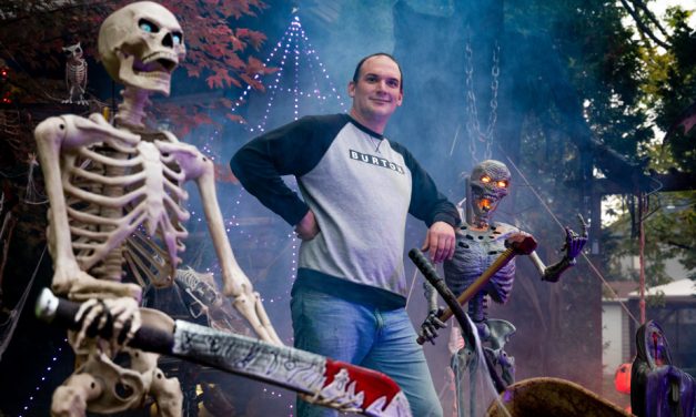 Halloween | Il donne vie à un cimetière où fêtent les squelettes