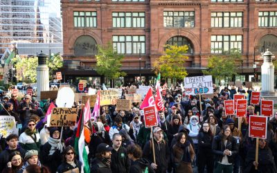 Centre-ville de Montréal | Des centaines de manifestants en solidarité à la mobilisation en France