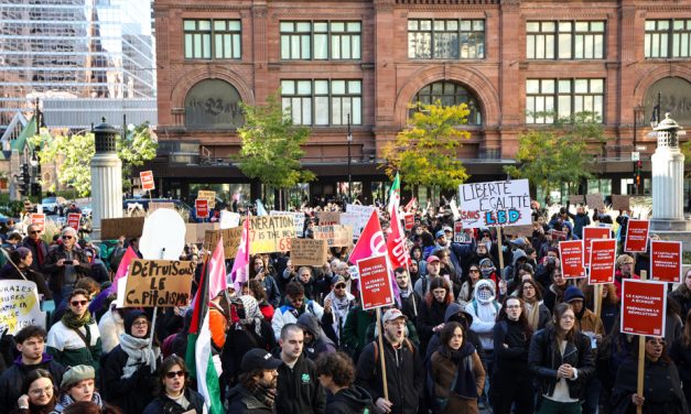 Centre-ville de Montréal | Des centaines de manifestants en solidarité à la mobilisation en France