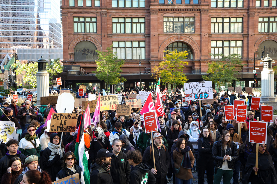 Centre-ville de Montréal | Des centaines de manifestants en solidarité à la mobilisation en France